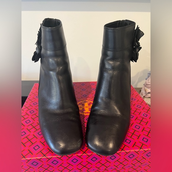 Tory Burch booties in black leather size 38 gold hardware&leather flower detail - Picture 3 of 5